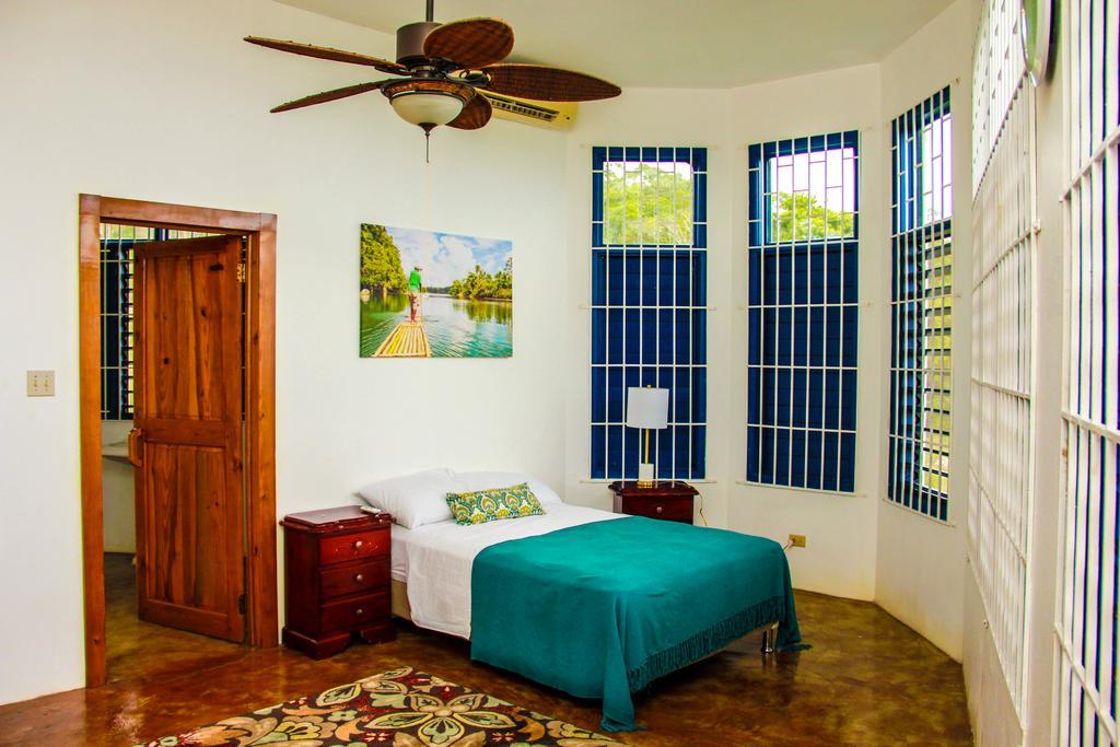 Ferienhaus Sunshine Lodge: Your Away From *